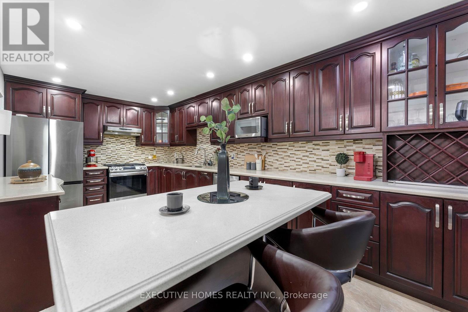 44 Pebblestone Circle, Brampton, ON - Indoor Photo Showing Kitchen With Upgraded Kitchen
