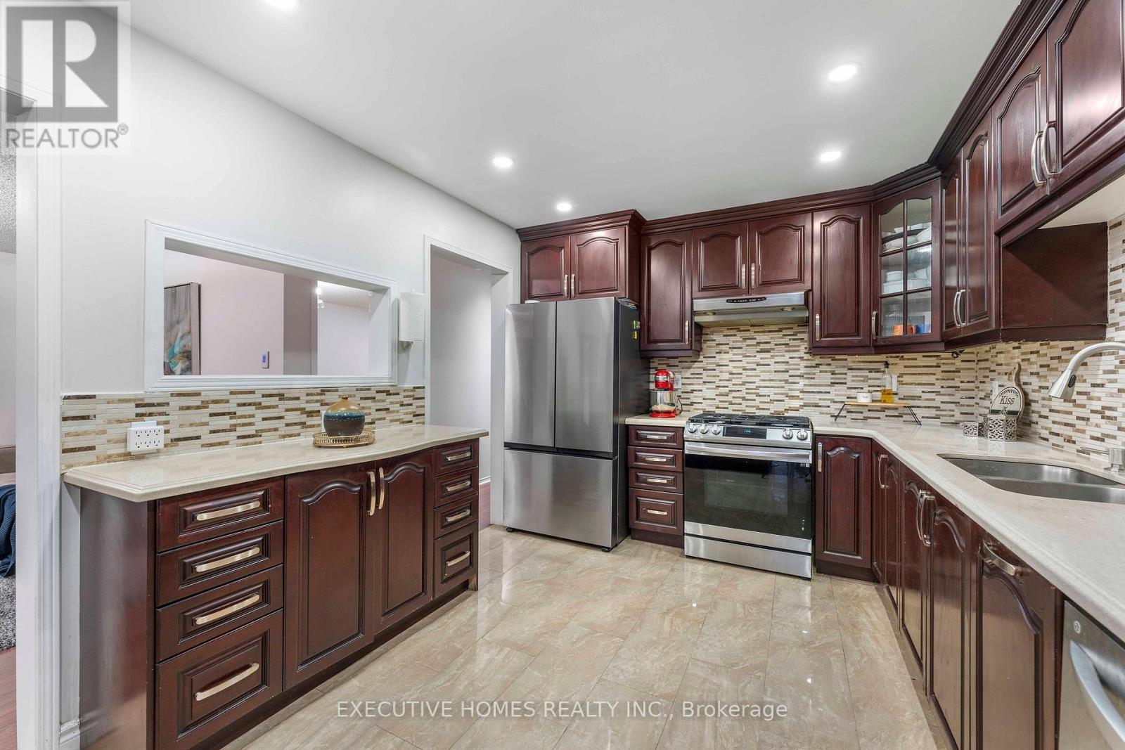 44 Pebblestone Circle, Brampton, ON - Indoor Photo Showing Kitchen With Double Sink With Upgraded Kitchen