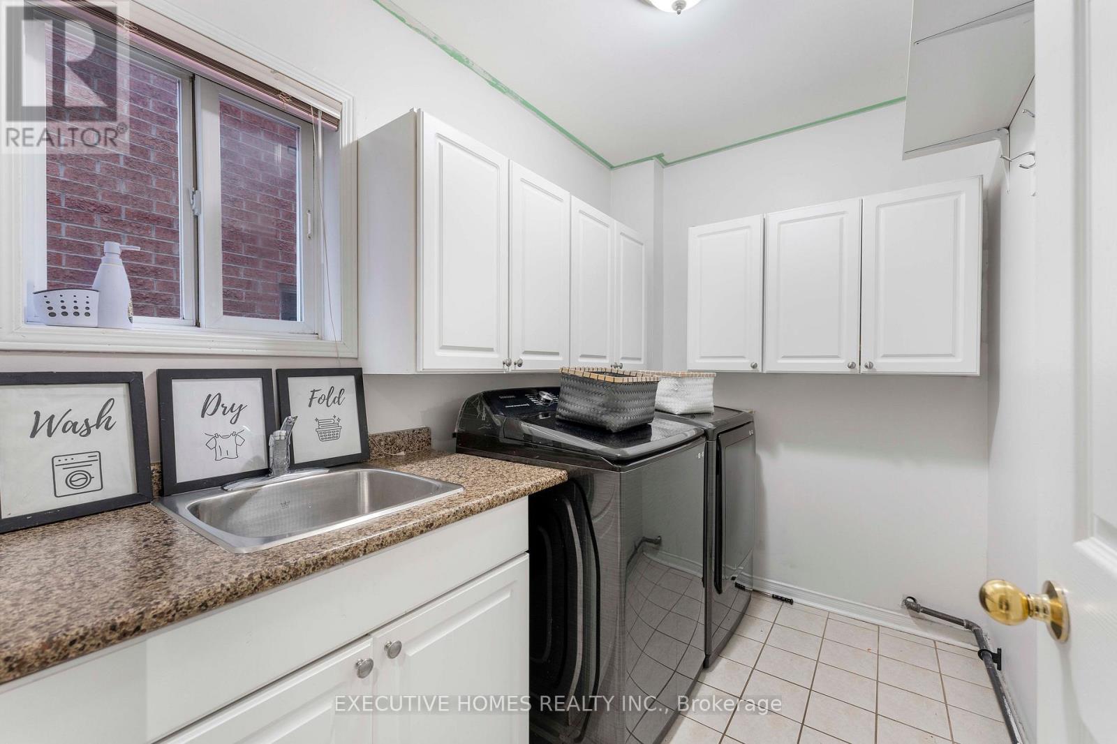 44 Pebblestone Circle, Brampton, ON - Indoor Photo Showing Laundry Room