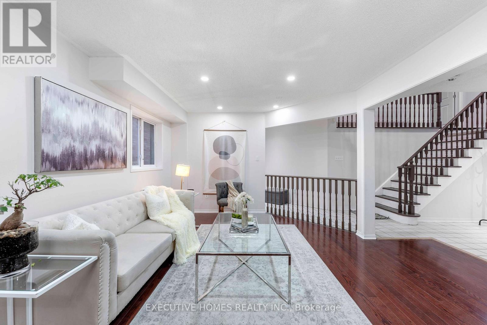 44 Pebblestone Circle, Brampton, ON - Indoor Photo Showing Living Room