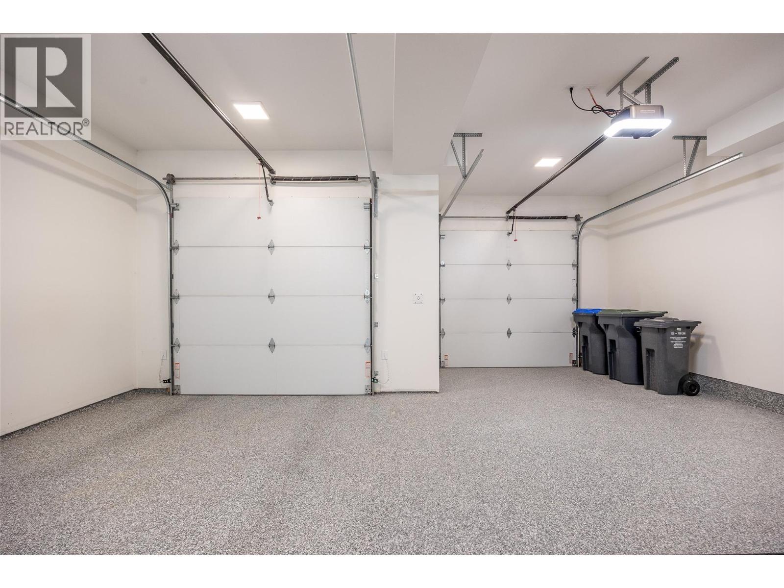 162 Echo Ridge Drive, Kelowna, BC - Indoor Photo Showing Garage