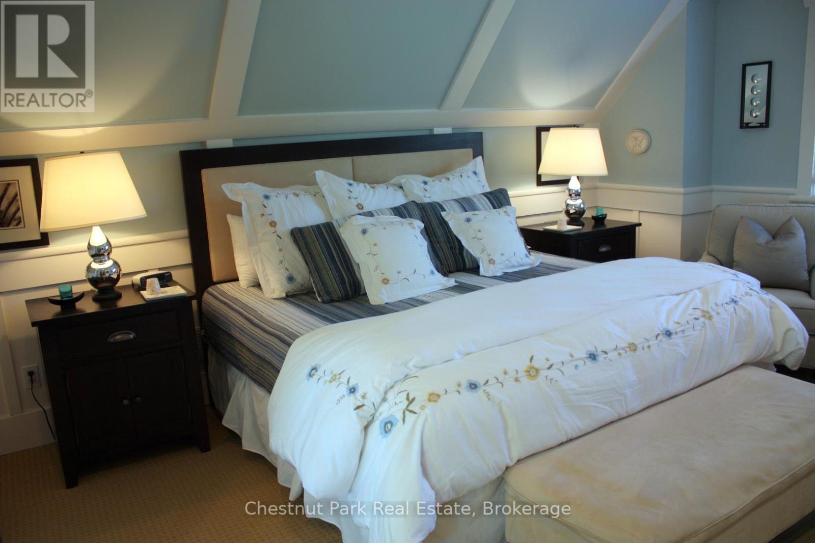 1020 Birch Glen Maple Cottage Week 9 Road, Lake Of Bays (Mclean), ON - Indoor Photo Showing Bedroom