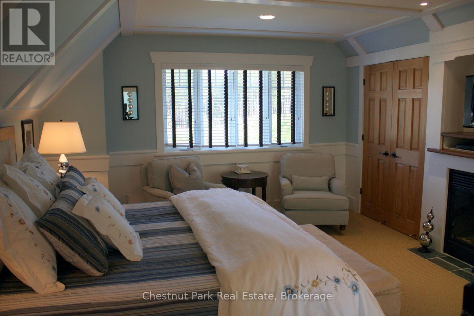 1020 Birch Glen Maple Cottage Week 9 Road, Lake Of Bays (Mclean), ON - Indoor Photo Showing Bedroom