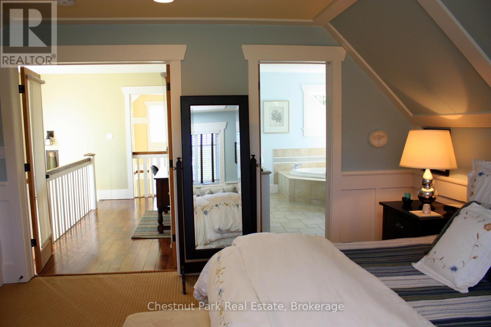 1020 Birch Glen Maple Cottage Week 9 Road, Lake Of Bays (Mclean), ON - Indoor Photo Showing Bedroom