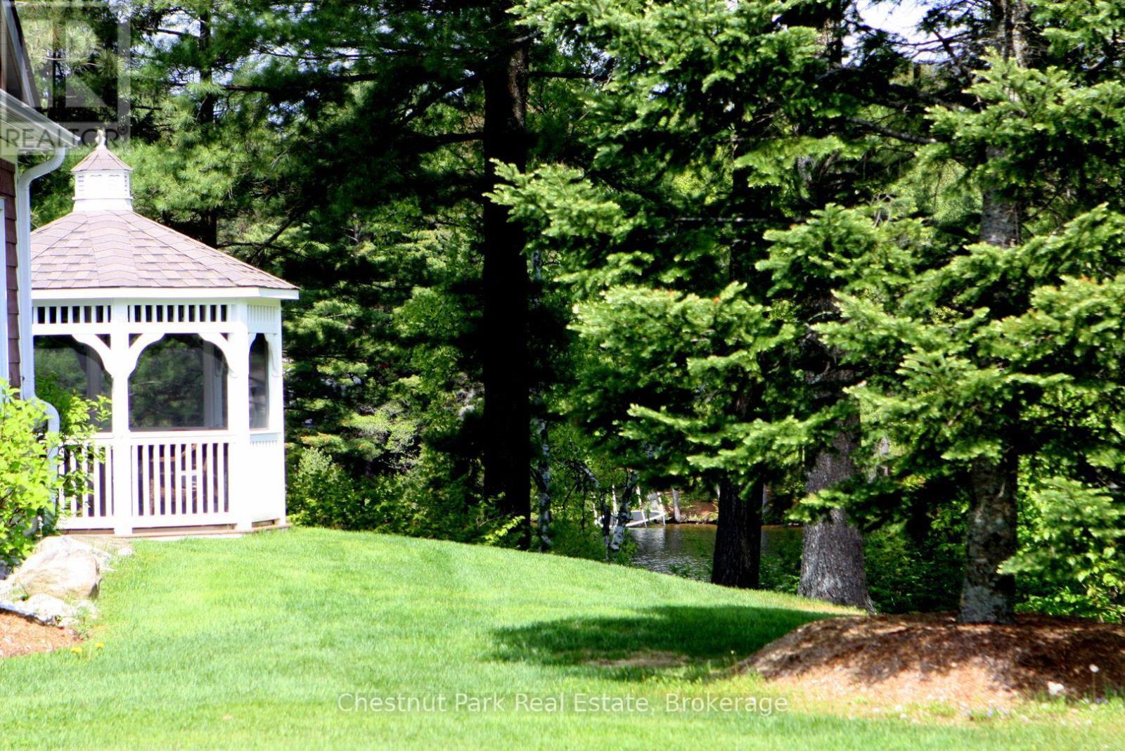 1020 Birch Glen Maple Cottage Week 9 Road, Lake Of Bays (Mclean), ON - Outdoor With Backyard