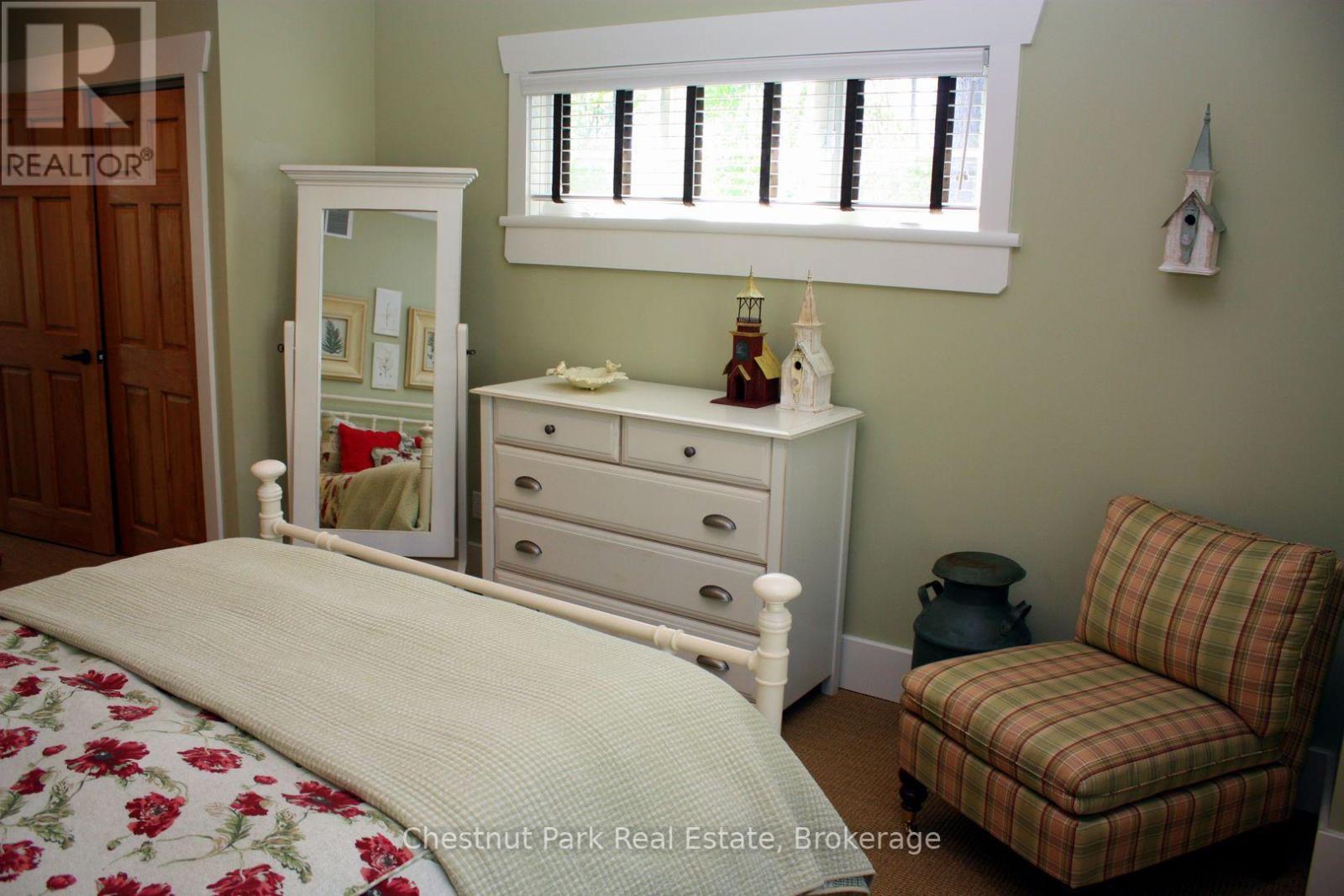 1020 Birch Glen Maple Cottage Week 9 Road, Lake Of Bays (Mclean), ON - Indoor Photo Showing Bedroom