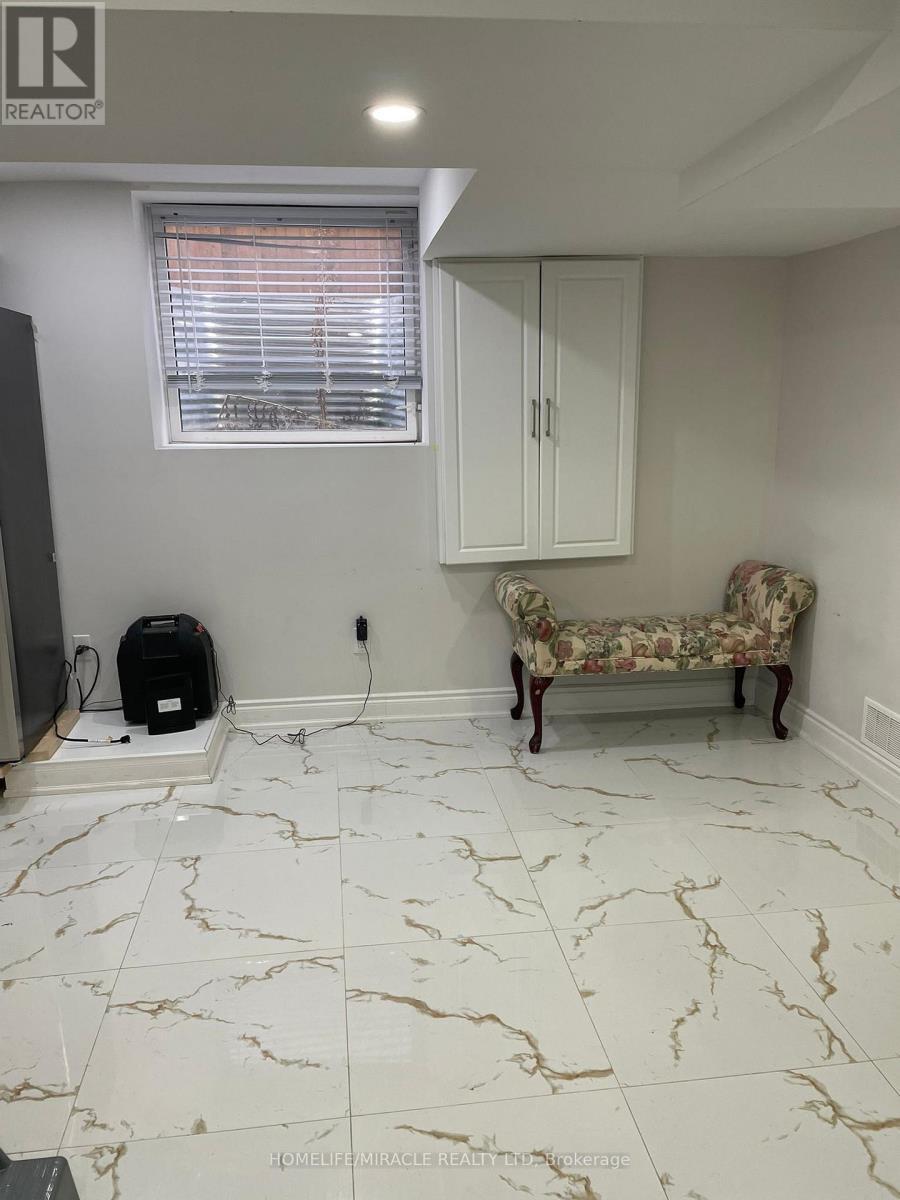 Bsmt - 26 Westfield Crescent, Hamilton, ON - Indoor Photo Showing Other Room