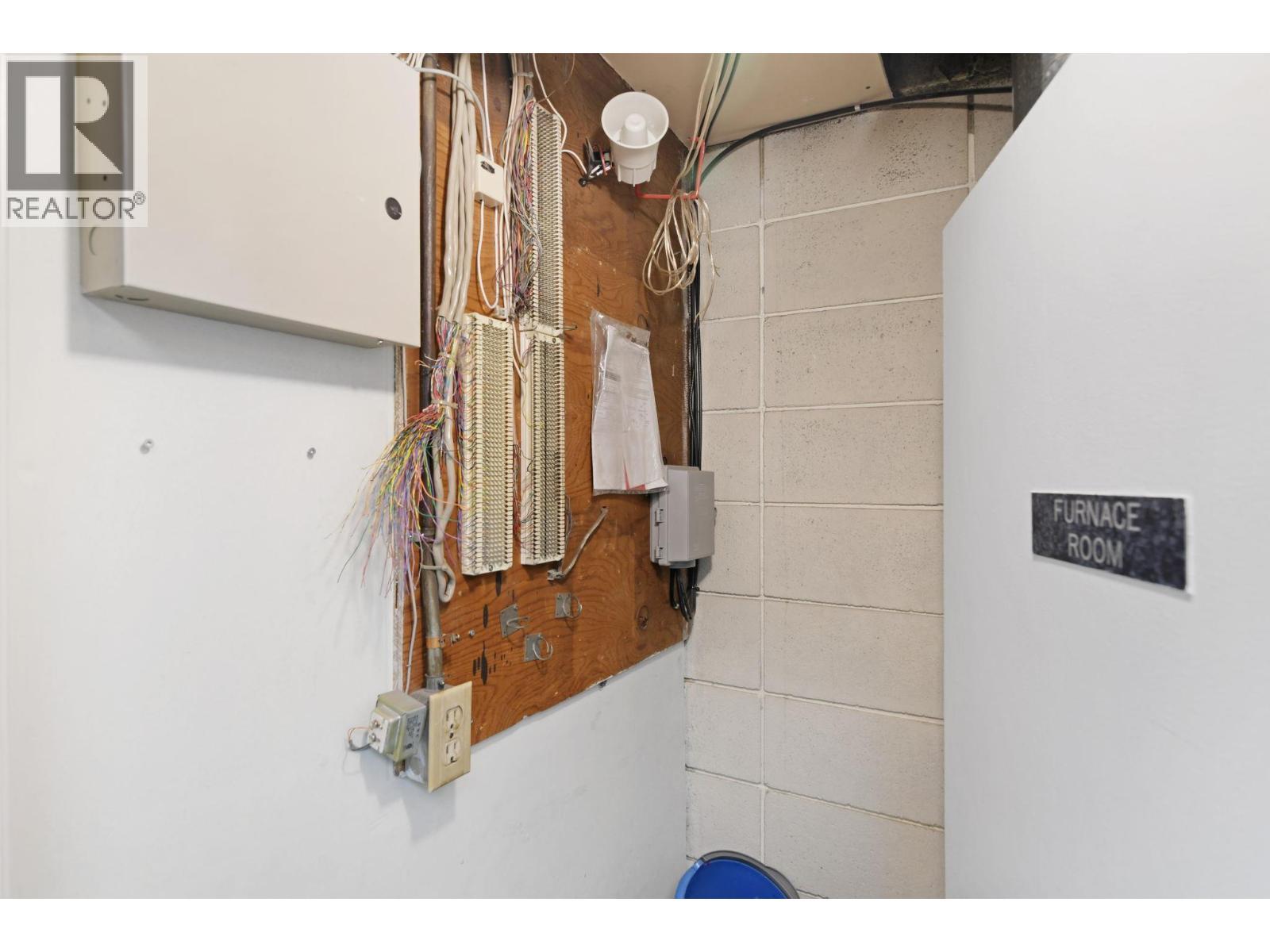 Upper hall - 525 - 527 Lawrence Avenue, Kelowna, BC