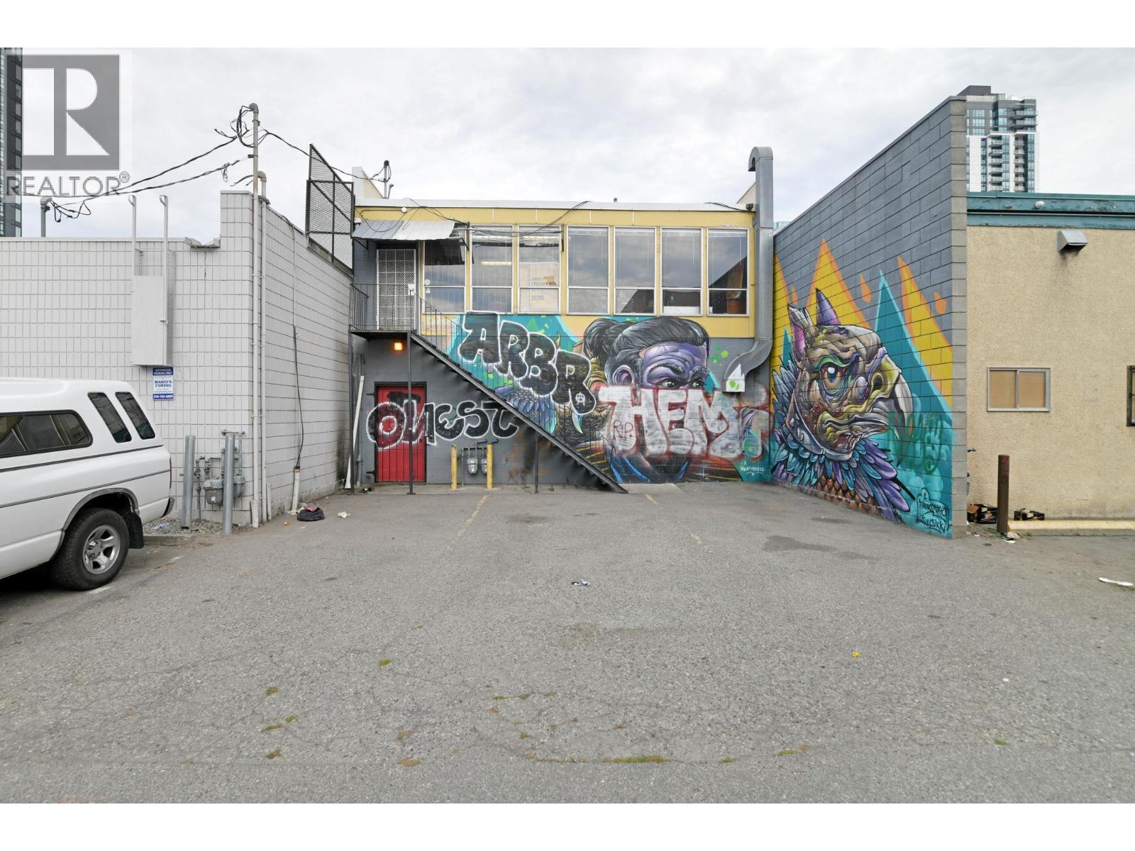 dedicated parking 3-6 vehicles - 525 - 527 Lawrence Avenue, Kelowna, BC