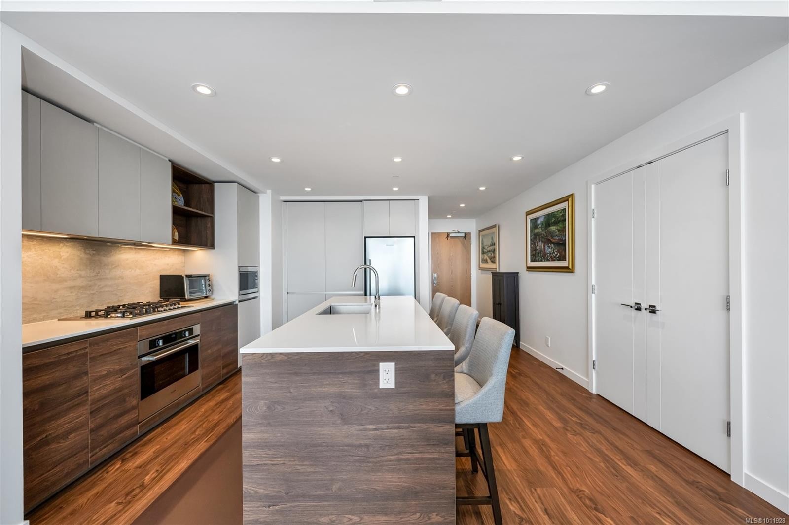 1108-363 Tyee Rd, Victoria, BC - Indoor Photo Showing Kitchen With Upgraded Kitchen