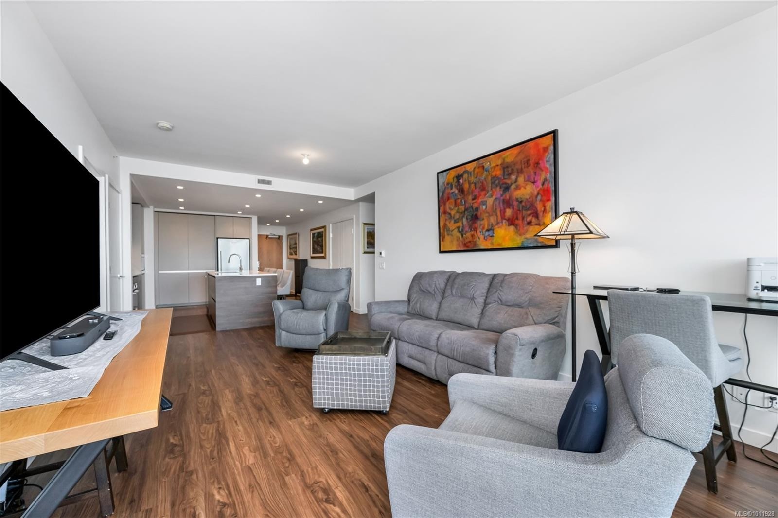 1108-363 Tyee Rd, Victoria, BC - Indoor Photo Showing Living Room