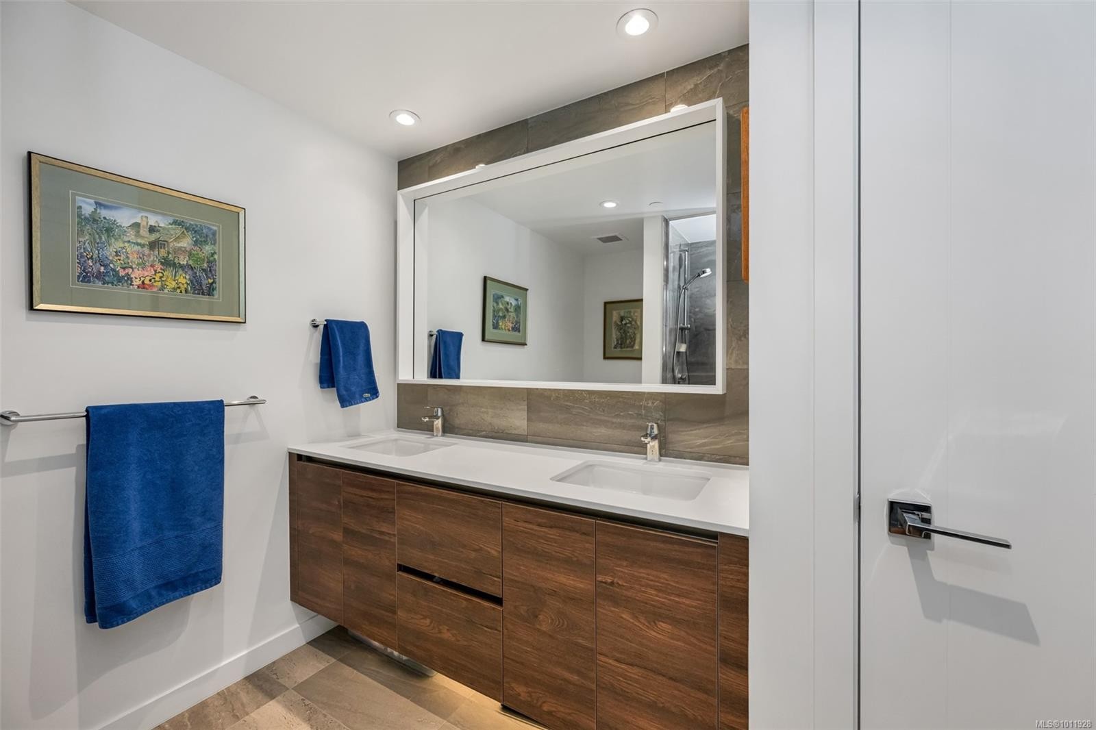 1108-363 Tyee Rd, Victoria, BC - Indoor Photo Showing Bathroom