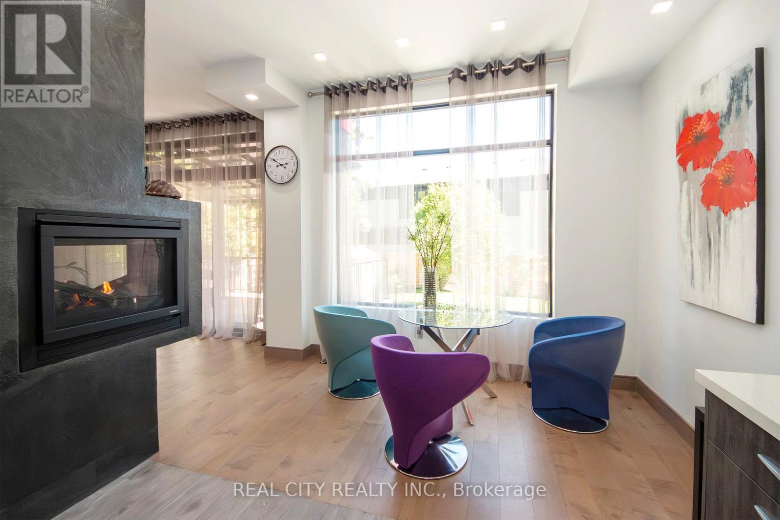 662 Byngmount Avenue, Mississauga, ON - Indoor Photo Showing Living Room With Fireplace