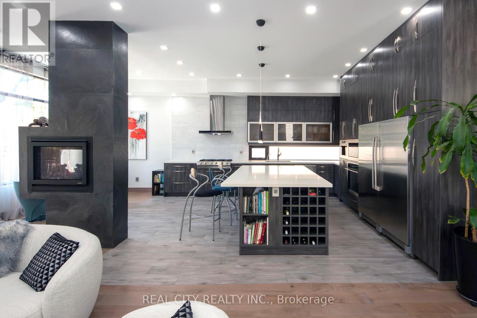 662 Byngmount Avenue, Mississauga, ON - Indoor Photo Showing Kitchen With Fireplace With Upgraded Kitchen