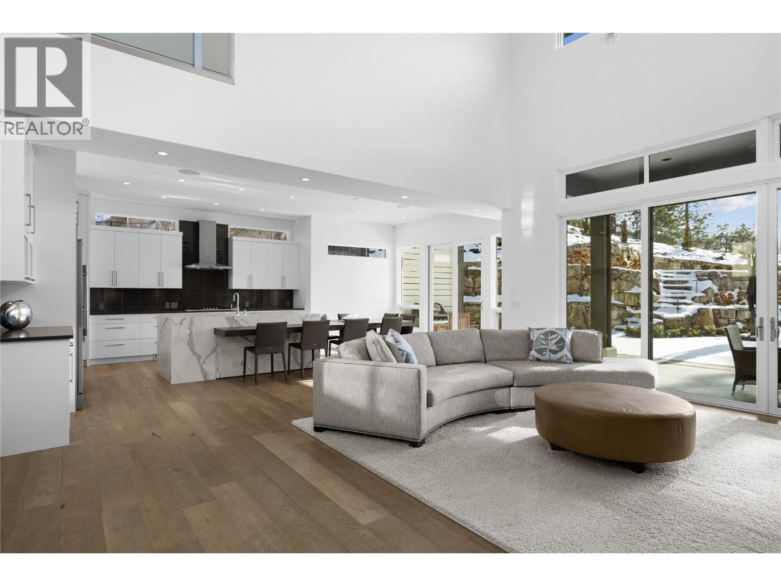 1049 Westpoint Drive, Kelowna, BC - Indoor Photo Showing Living Room