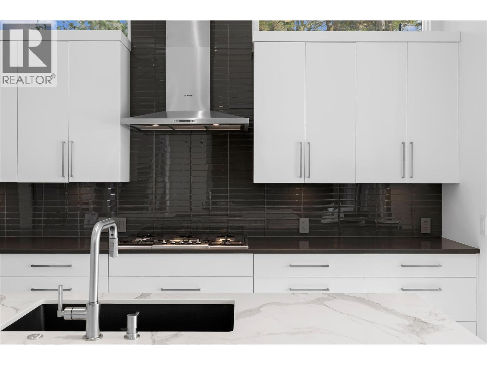 1049 Westpoint Drive, Kelowna, BC - Indoor Photo Showing Kitchen With Upgraded Kitchen