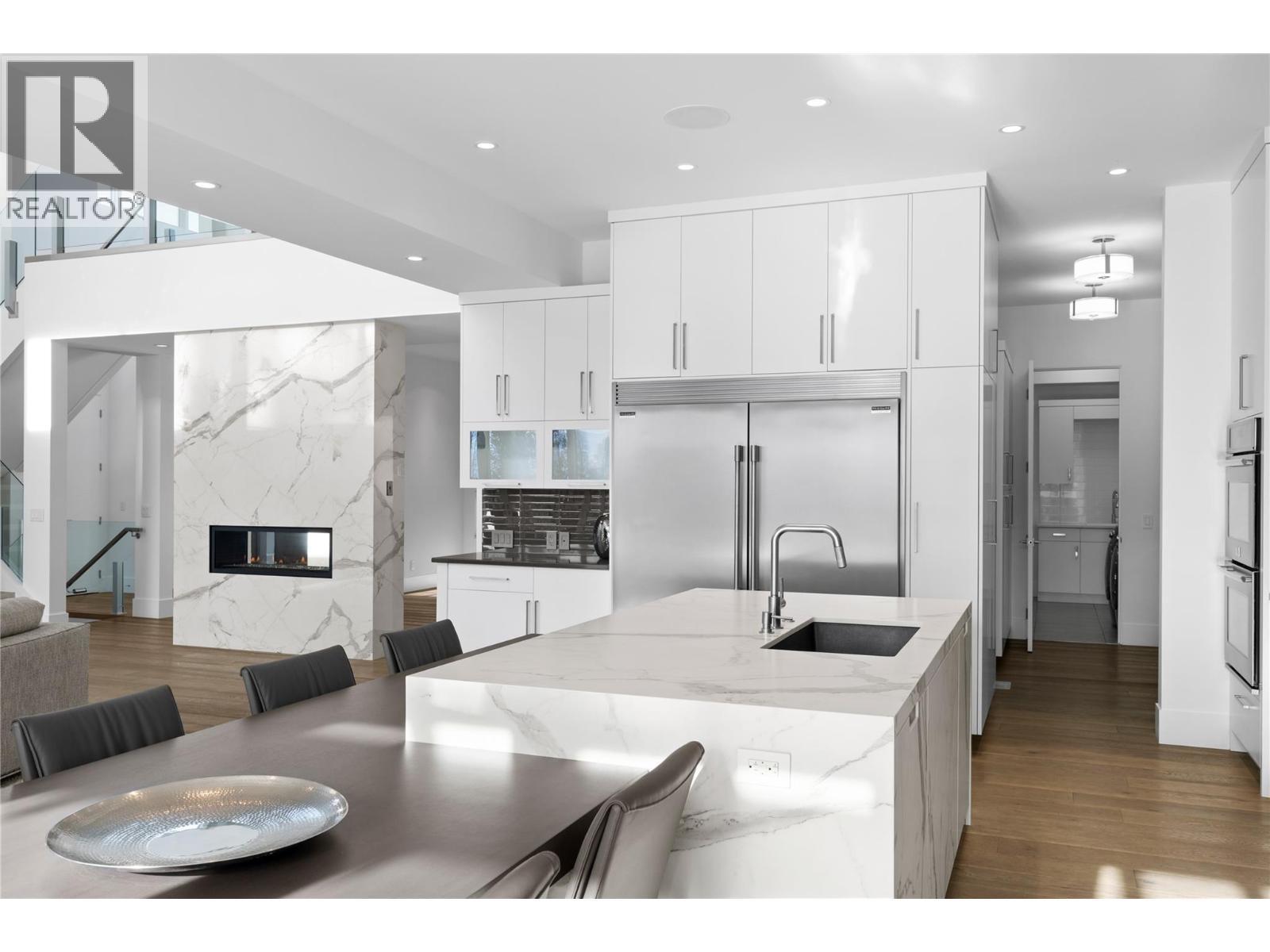 1049 Westpoint Drive, Kelowna, BC - Indoor Photo Showing Kitchen With Upgraded Kitchen