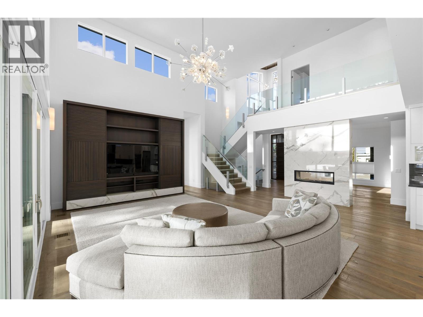 1049 Westpoint Drive, Kelowna, BC - Indoor Photo Showing Living Room