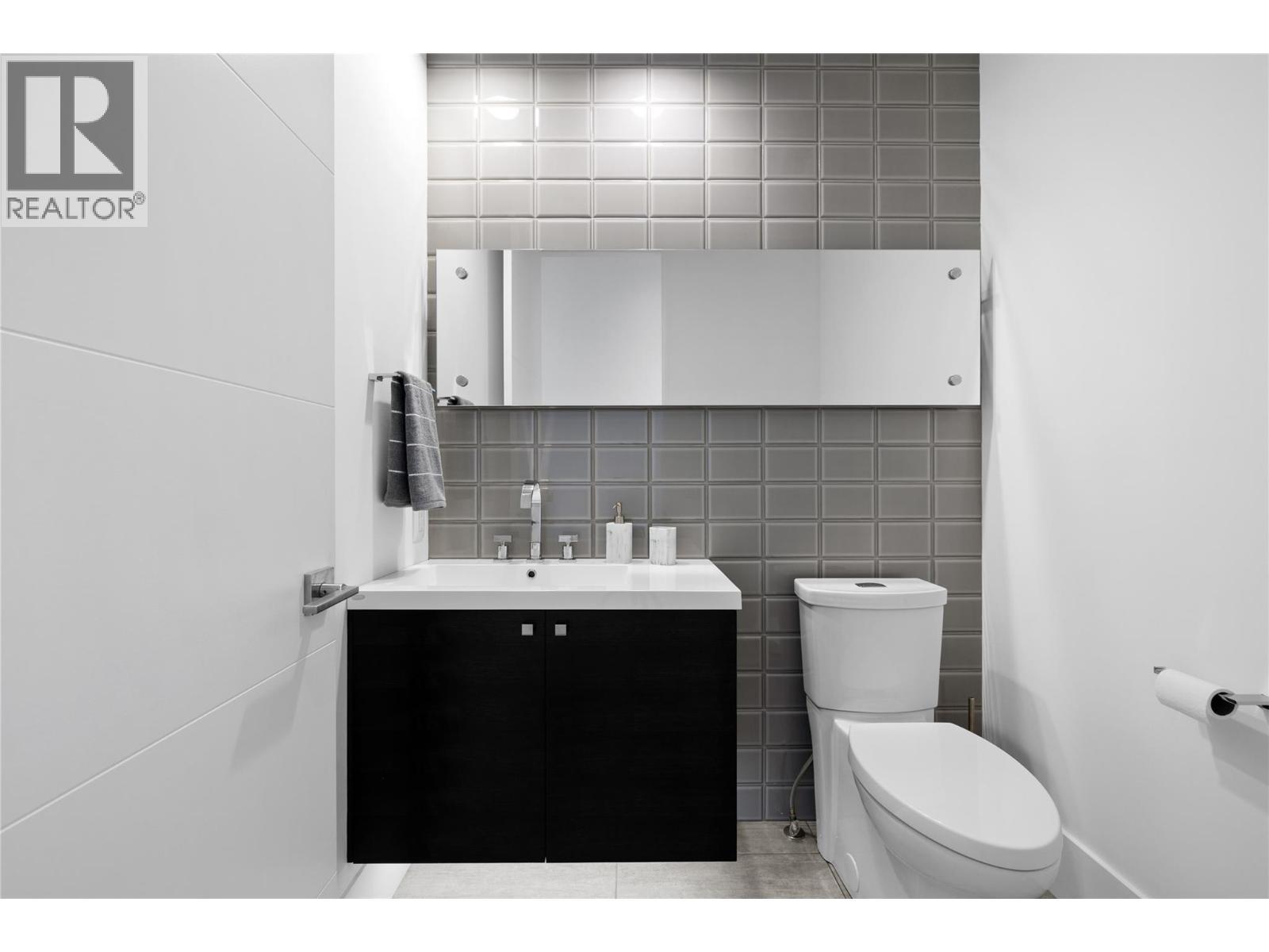 1049 Westpoint Drive, Kelowna, BC - Indoor Photo Showing Bathroom