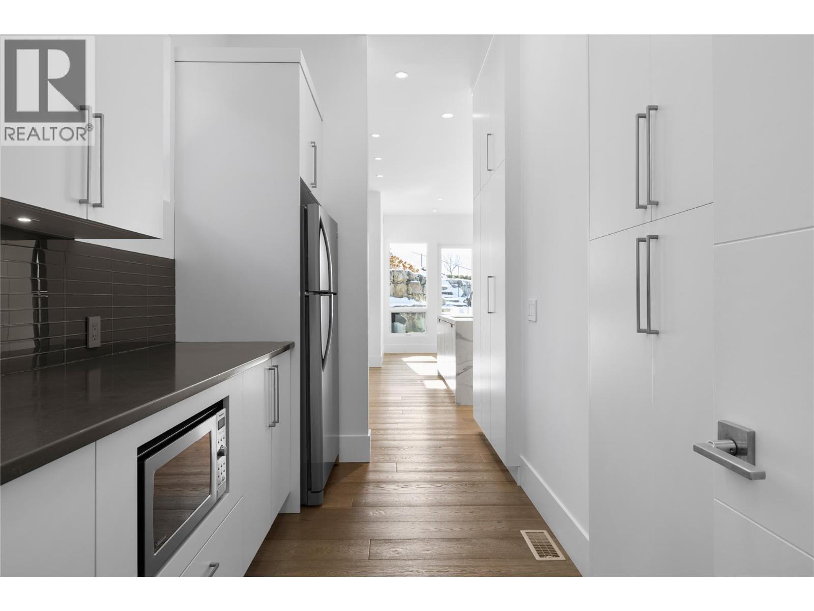 1049 Westpoint Drive, Kelowna, BC - Indoor Photo Showing Kitchen