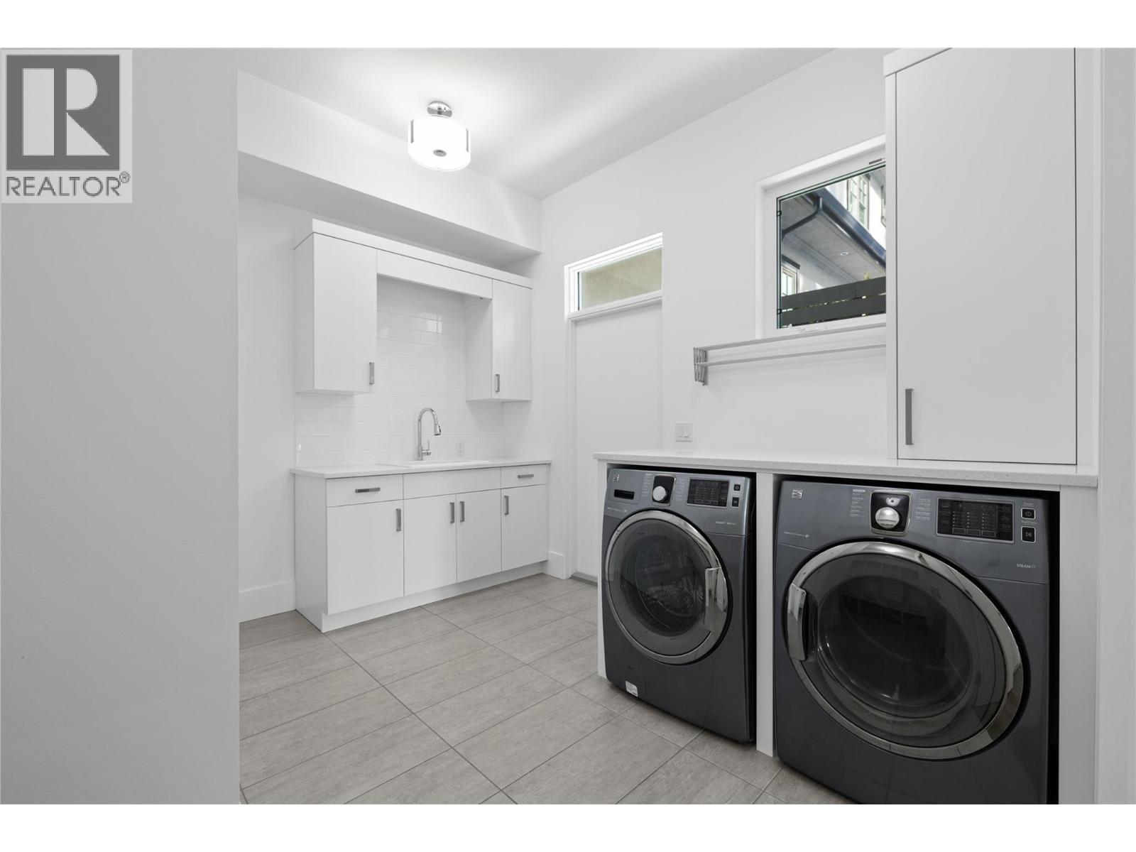 1049 Westpoint Drive, Kelowna, BC - Indoor Photo Showing Laundry Room