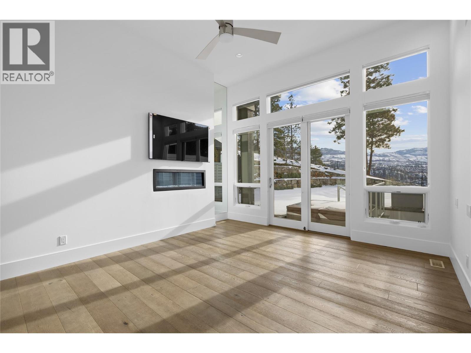 1049 Westpoint Drive, Kelowna, BC - Indoor Photo Showing Other Room