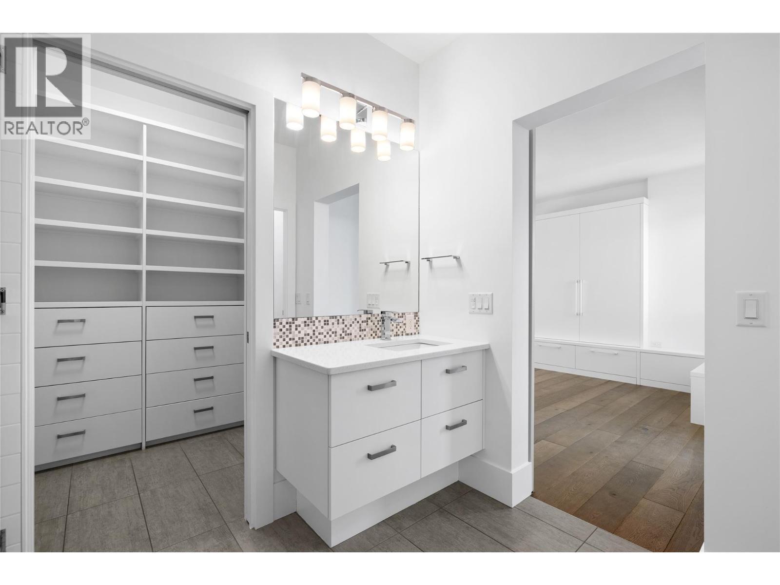 1049 Westpoint Drive, Kelowna, BC - Indoor