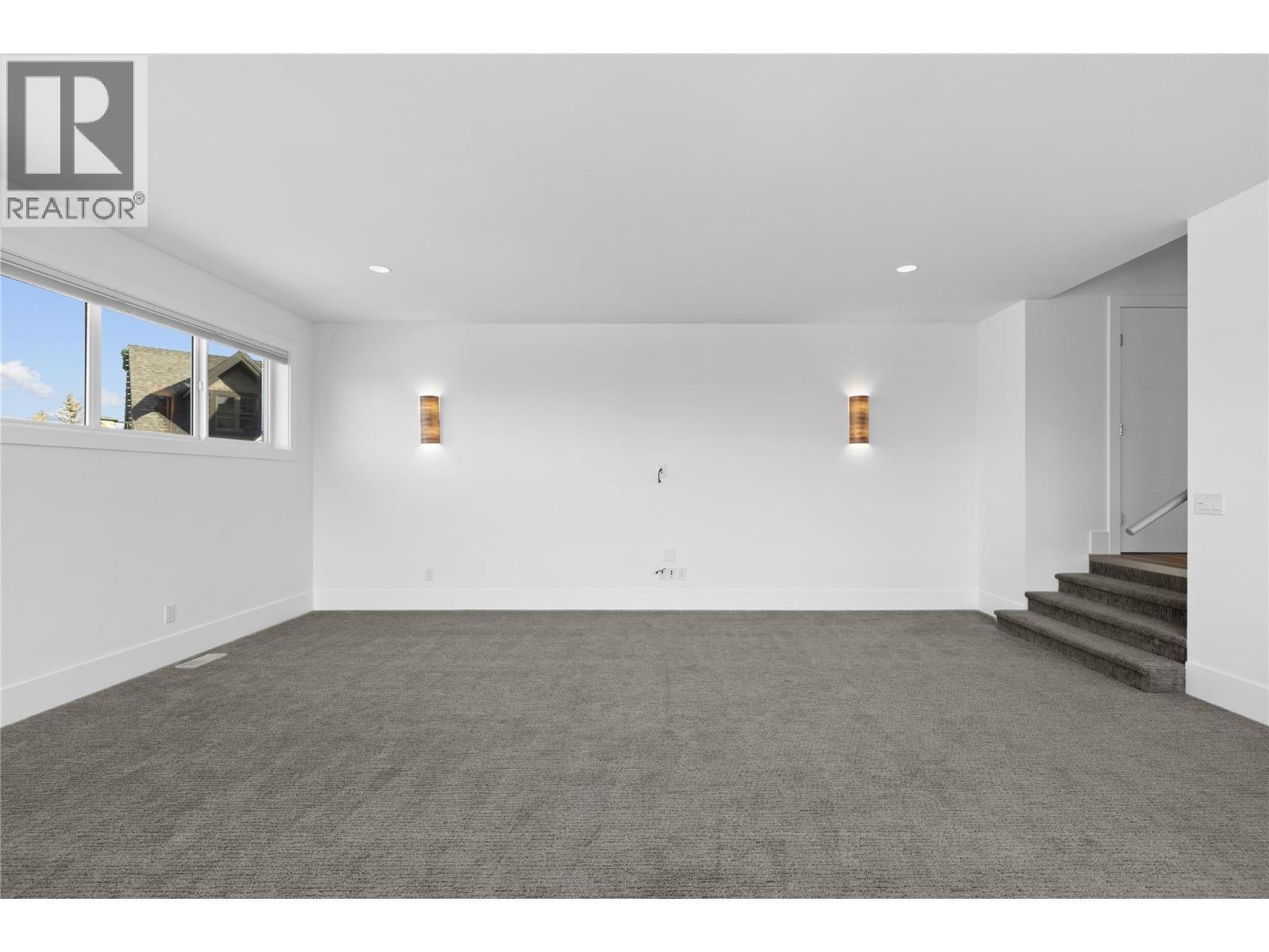1049 Westpoint Drive, Kelowna, BC - Indoor Photo Showing Other Room
