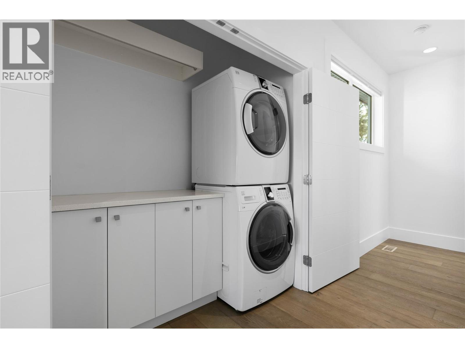 1049 Westpoint Drive, Kelowna, BC - Indoor Photo Showing Laundry Room