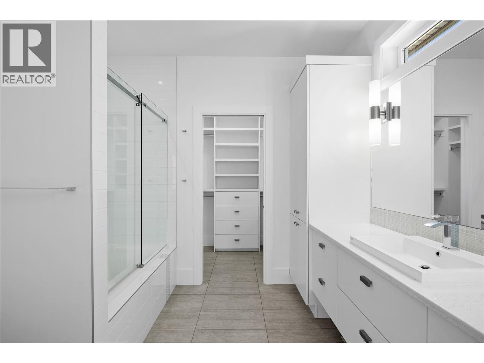 1049 Westpoint Drive, Kelowna, BC - Indoor Photo Showing Bathroom