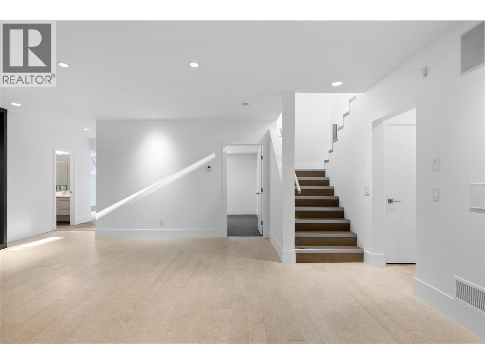 1049 Westpoint Drive, Kelowna, BC - Indoor Photo Showing Other Room