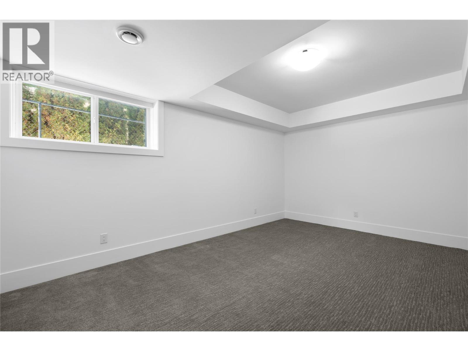 1049 Westpoint Drive, Kelowna, BC - Indoor Photo Showing Other Room
