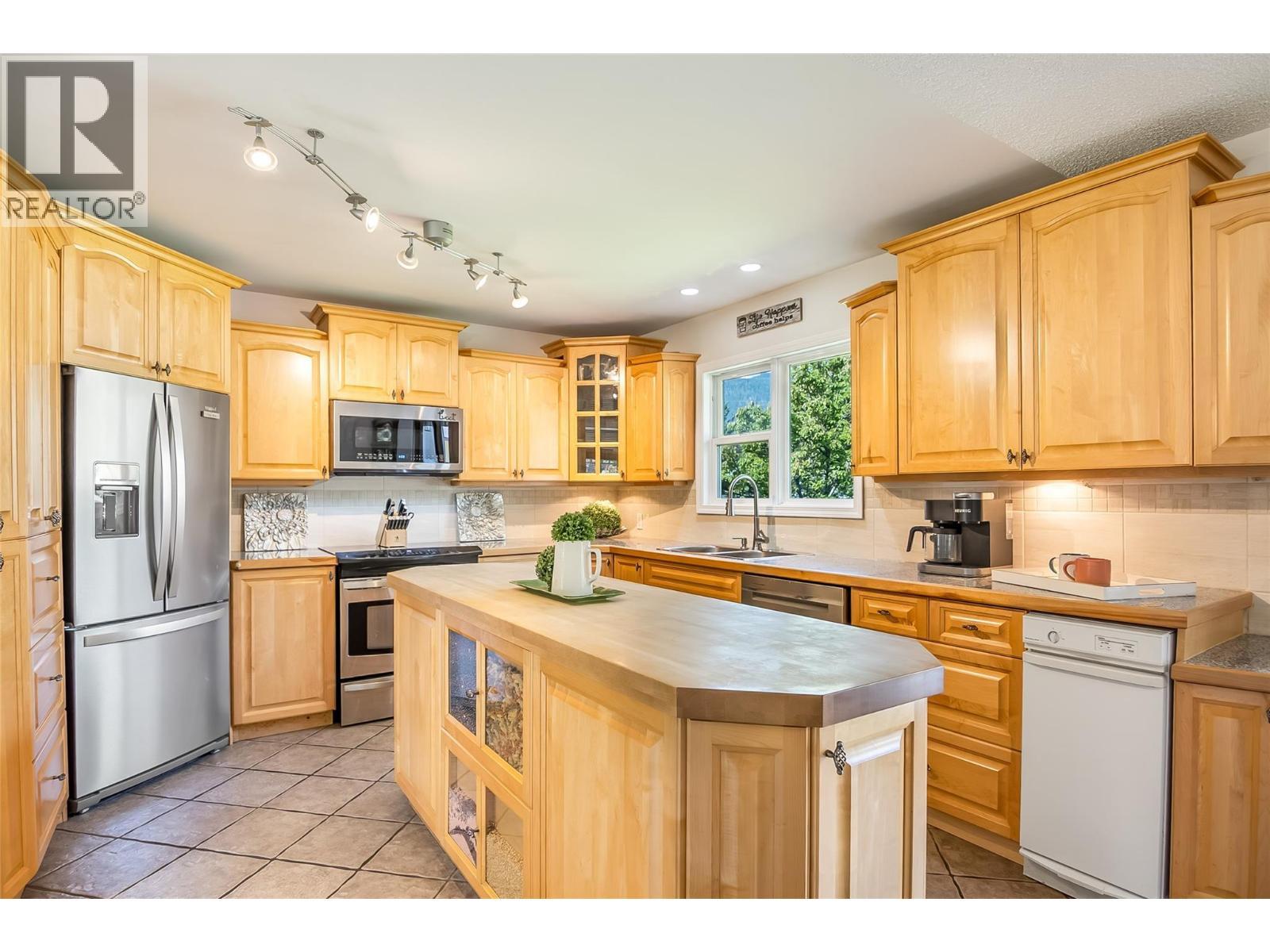 Kitchen main floor - 1824 Colbeck Road, Revelstoke, BC - Indoor Photo Showing Kitchen