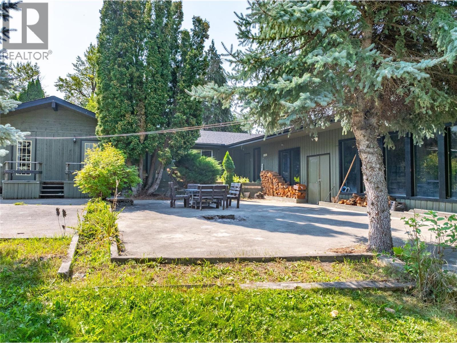 4580 44Th Street, Canyon, BC - Outdoor