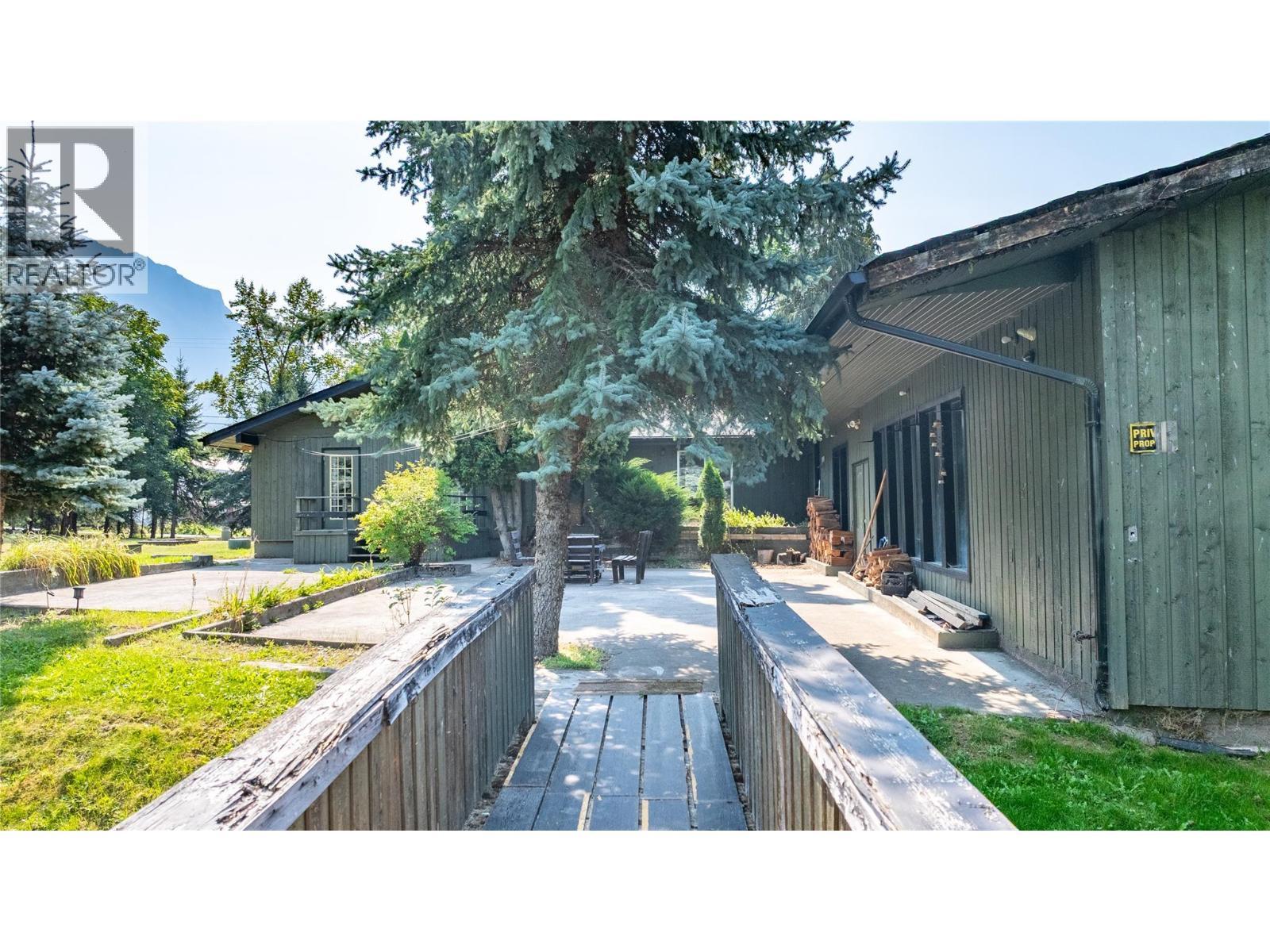 4580 44Th Street, Canyon, BC - Outdoor