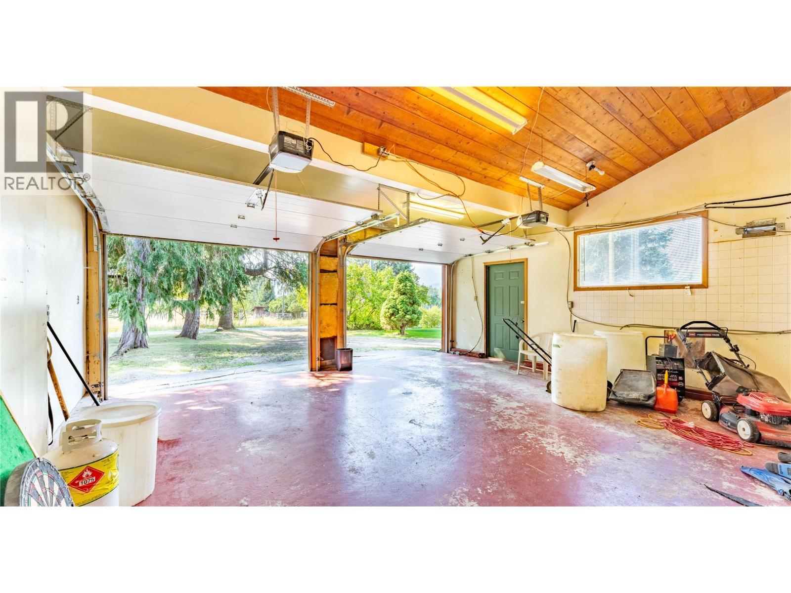 4580 44Th Street, Canyon, BC - Indoor Photo Showing Garage