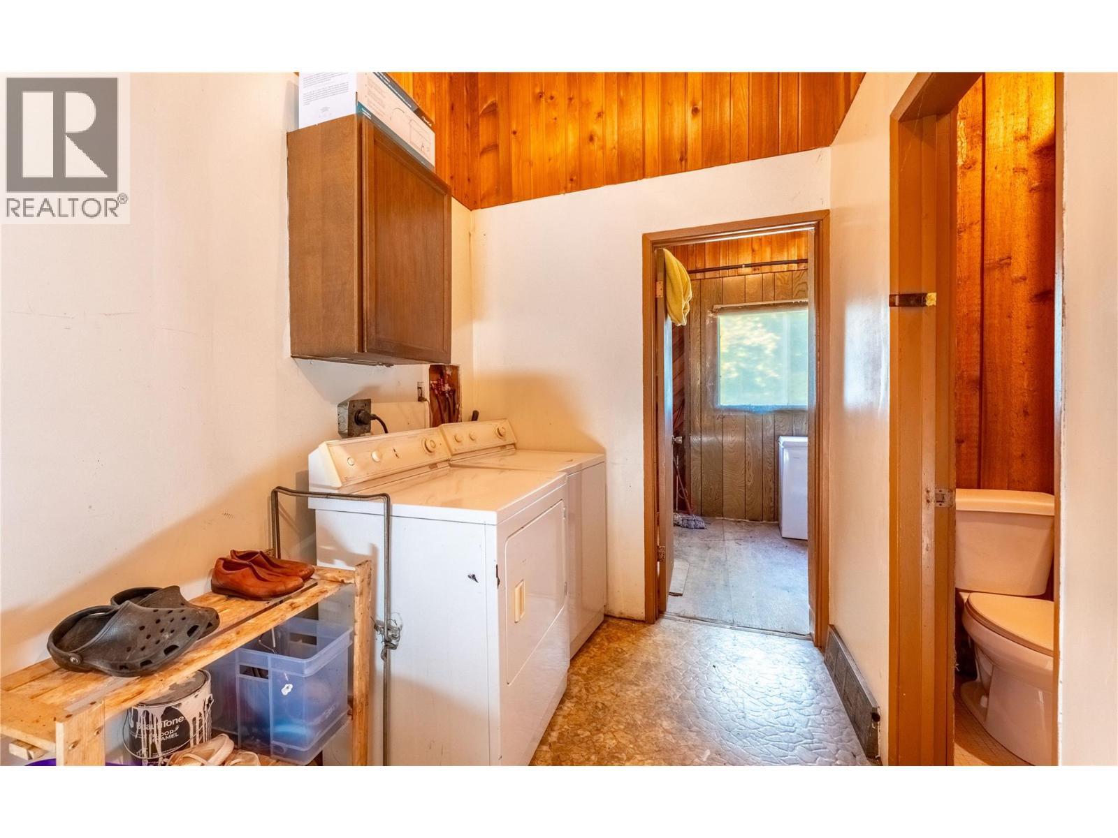 4580 44Th Street, Canyon, BC - Indoor Photo Showing Laundry Room