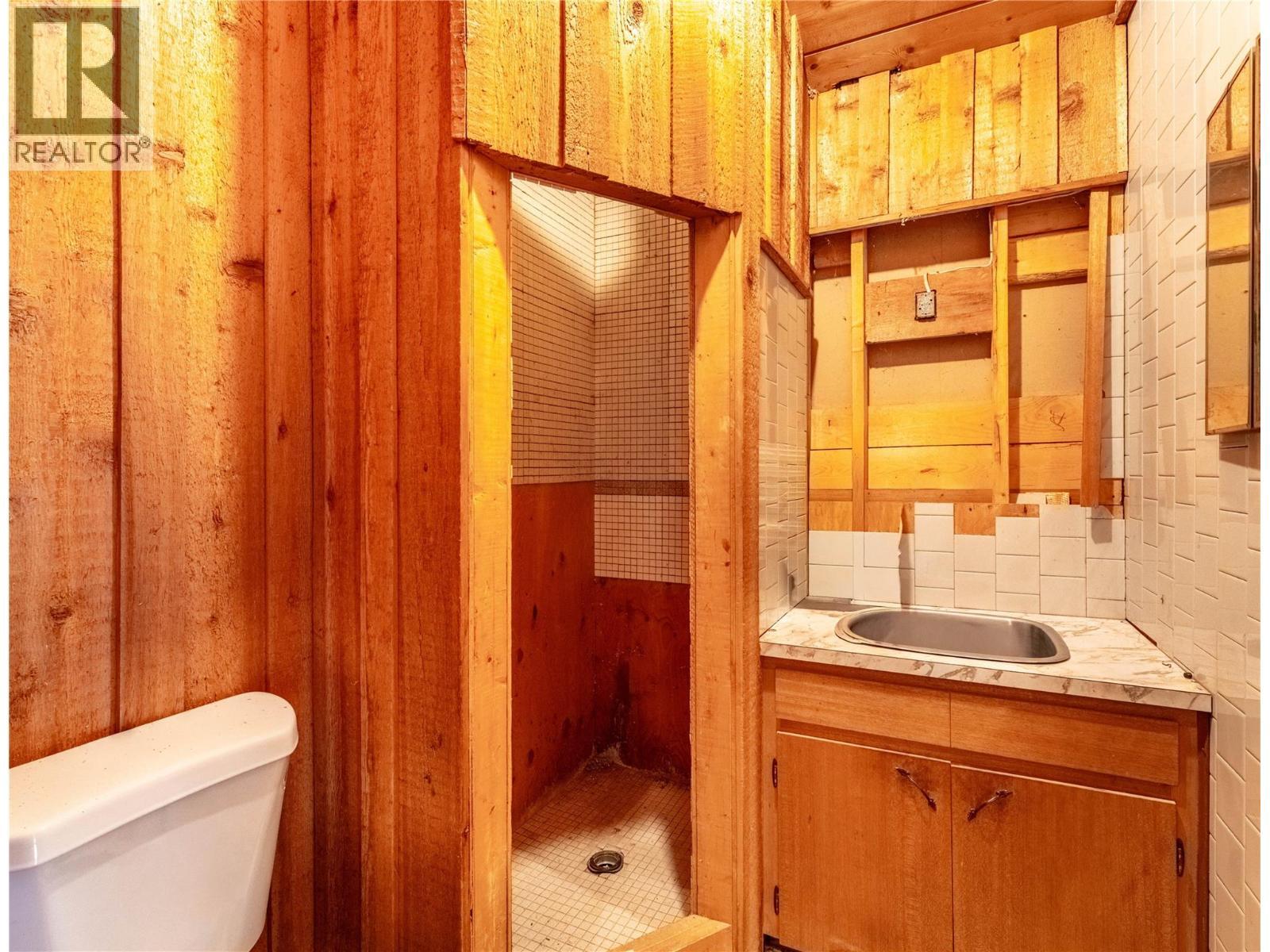 4580 44Th Street, Canyon, BC - Indoor Photo Showing Bathroom