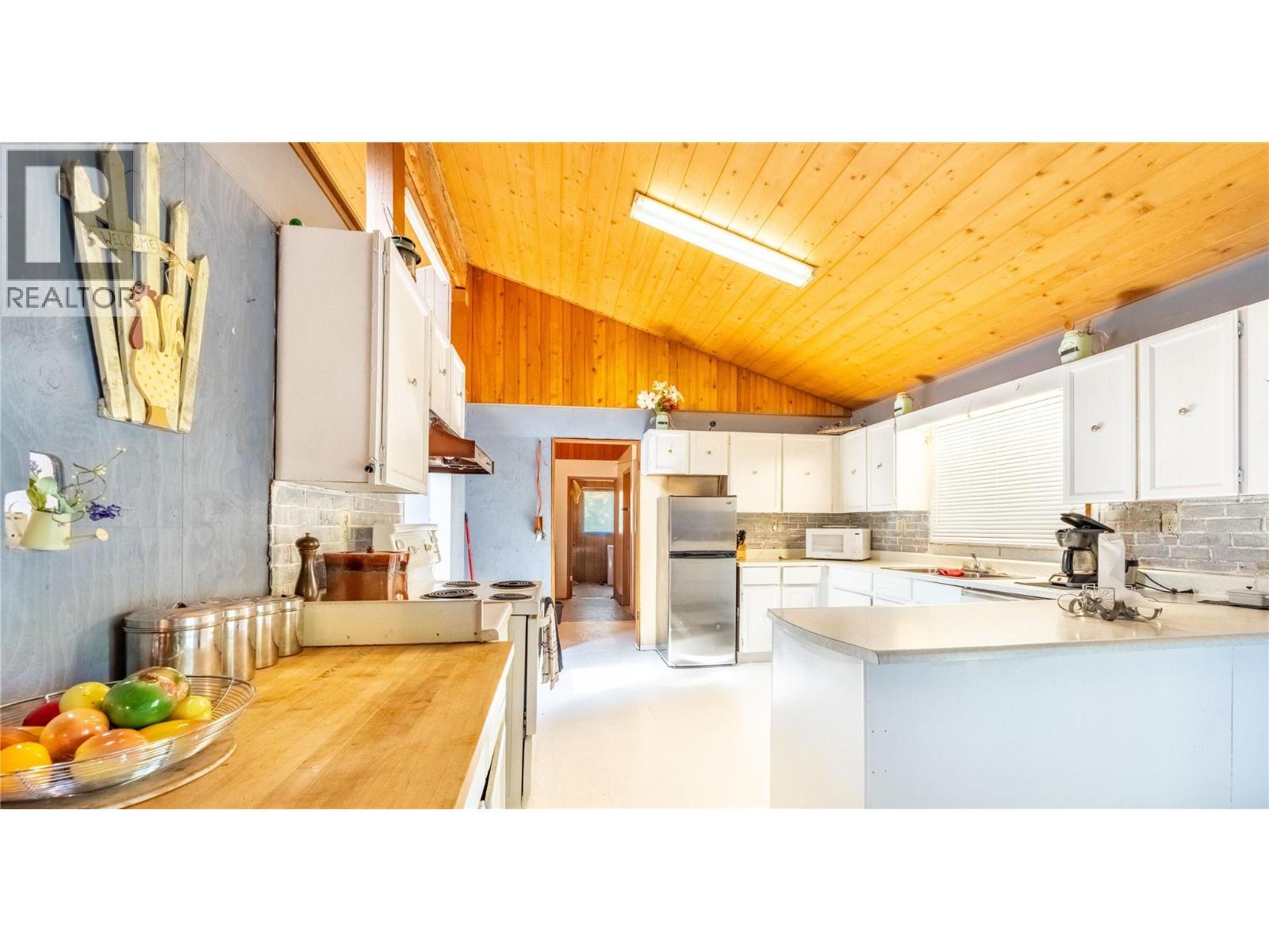 4580 44Th Street, Canyon, BC - Indoor Photo Showing Kitchen