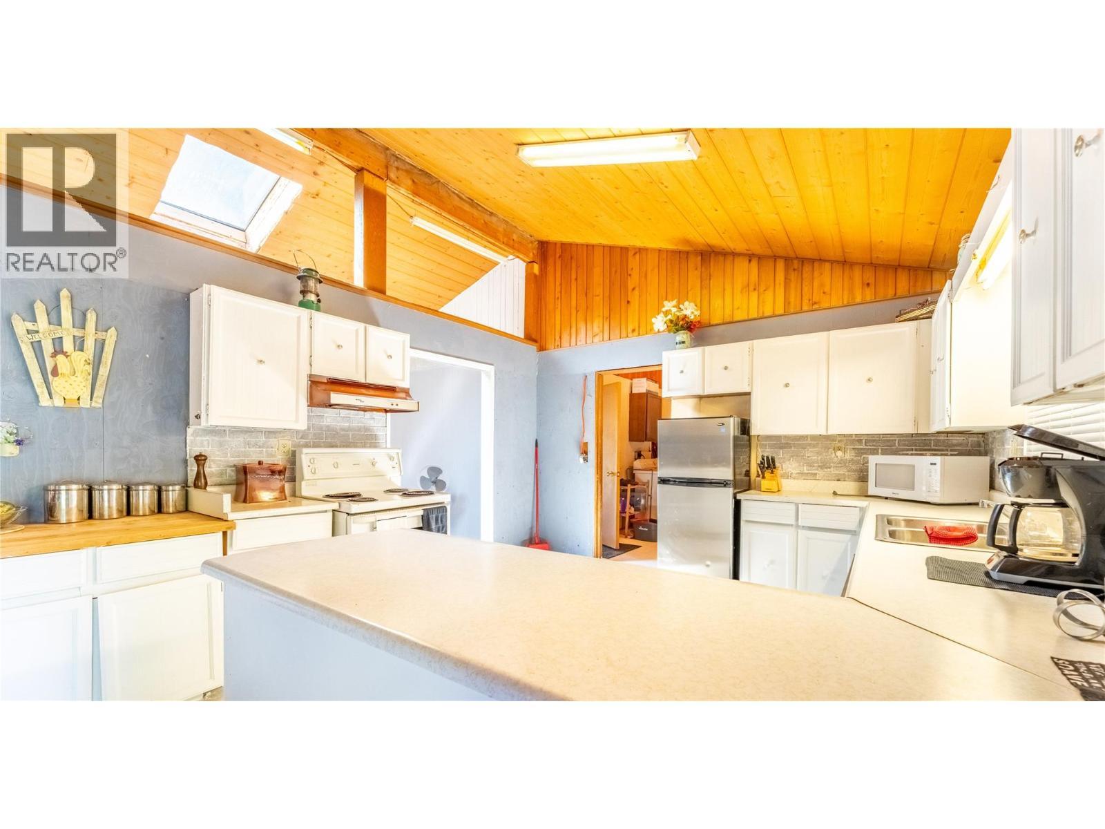 4580 44Th Street, Canyon, BC - Indoor Photo Showing Kitchen