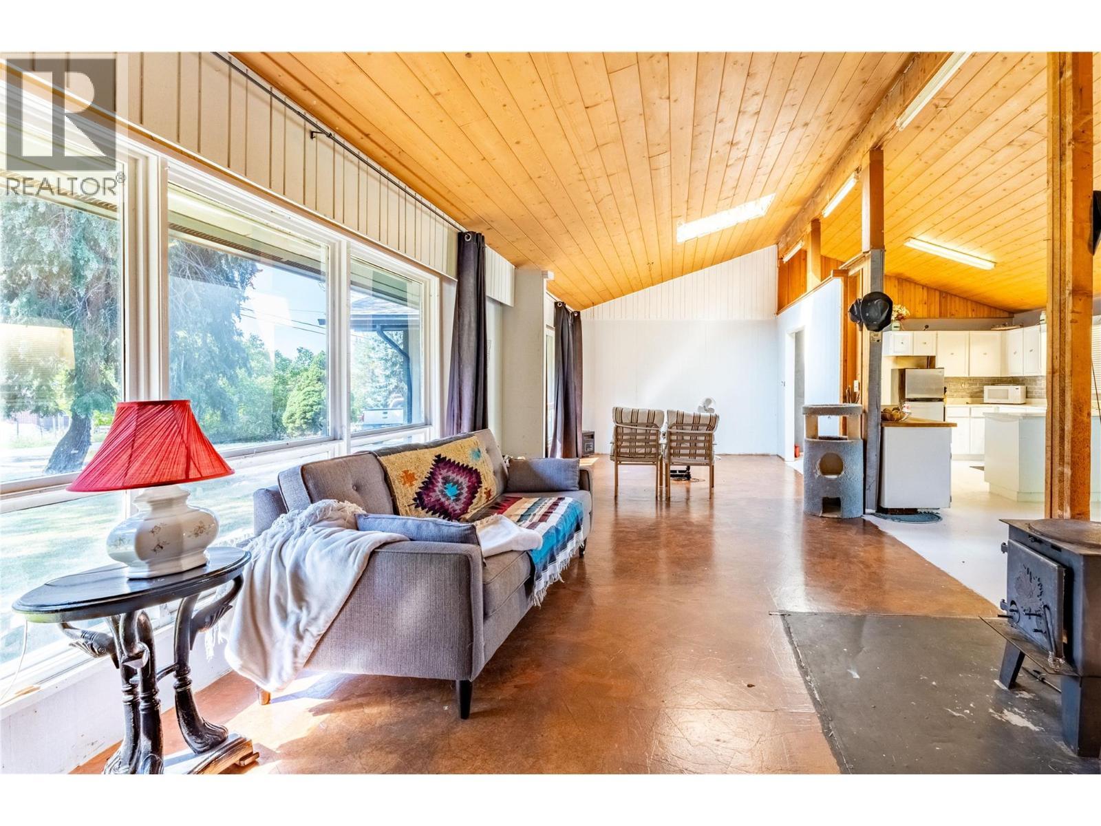 4580 44Th Street, Canyon, BC - Indoor Photo Showing Living Room