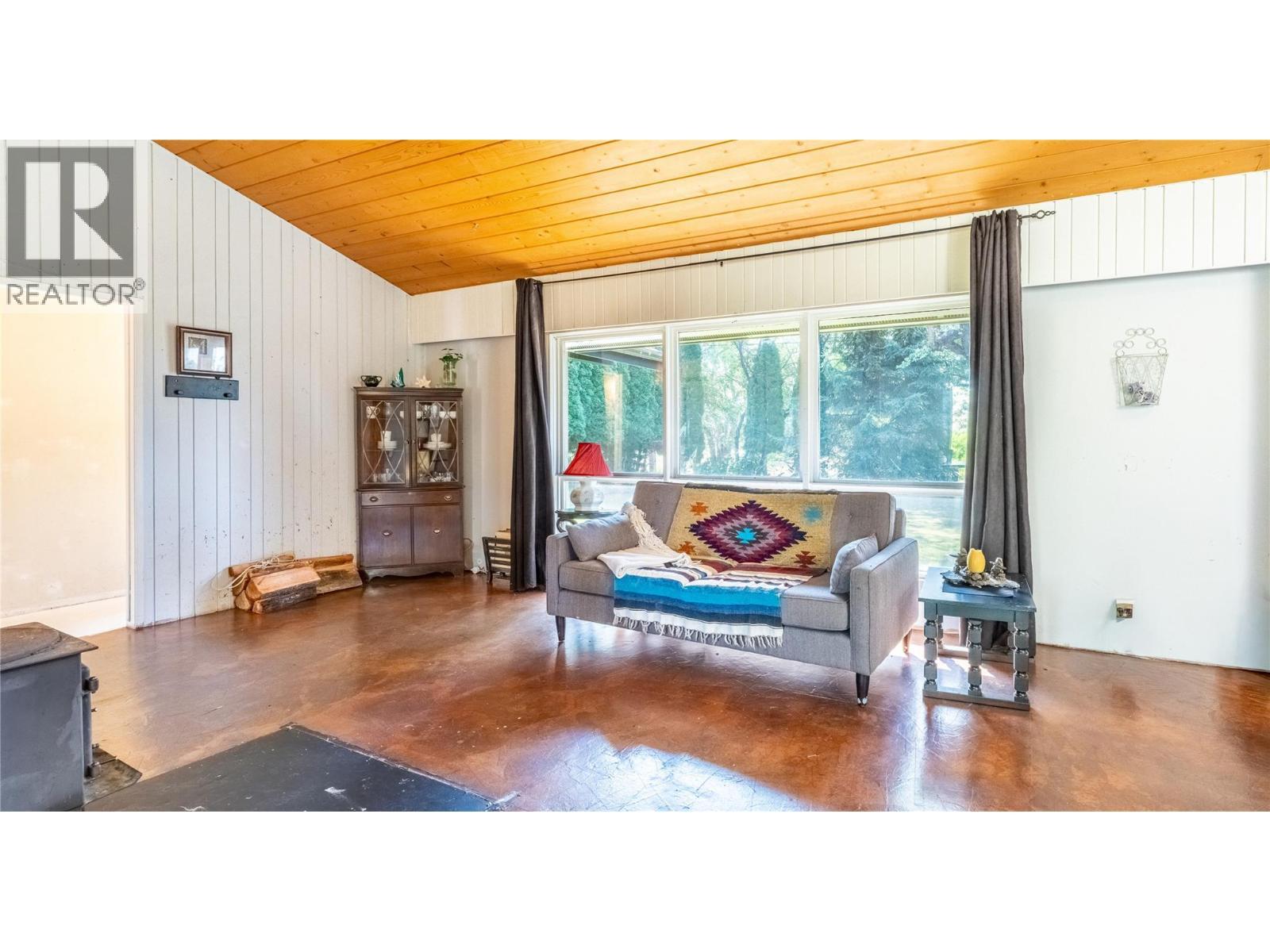 4580 44Th Street, Canyon, BC - Indoor Photo Showing Living Room
