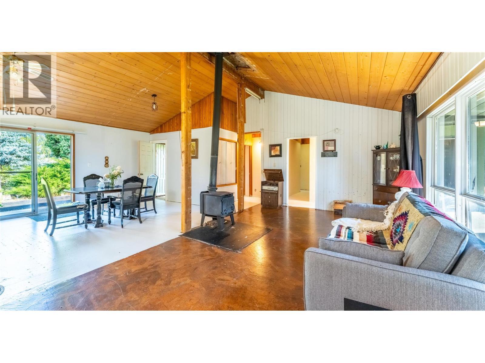 4580 44Th Street, Canyon, BC - Indoor Photo Showing Living Room