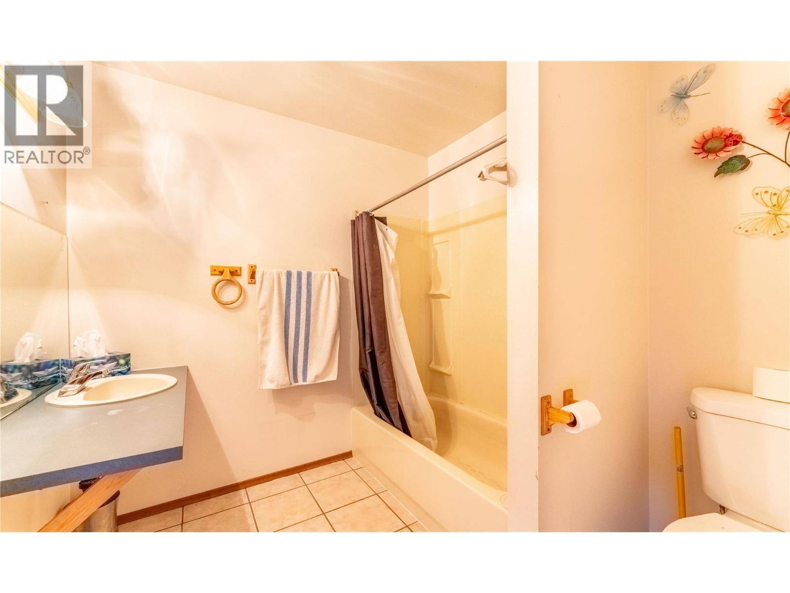 4580 44Th Street, Canyon, BC - Indoor Photo Showing Bathroom