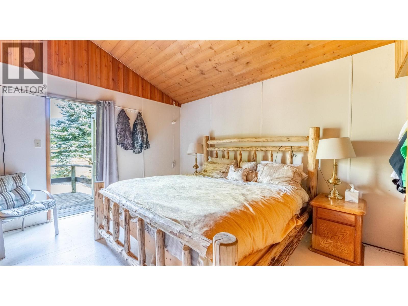 4580 44Th Street, Canyon, BC - Indoor Photo Showing Bedroom