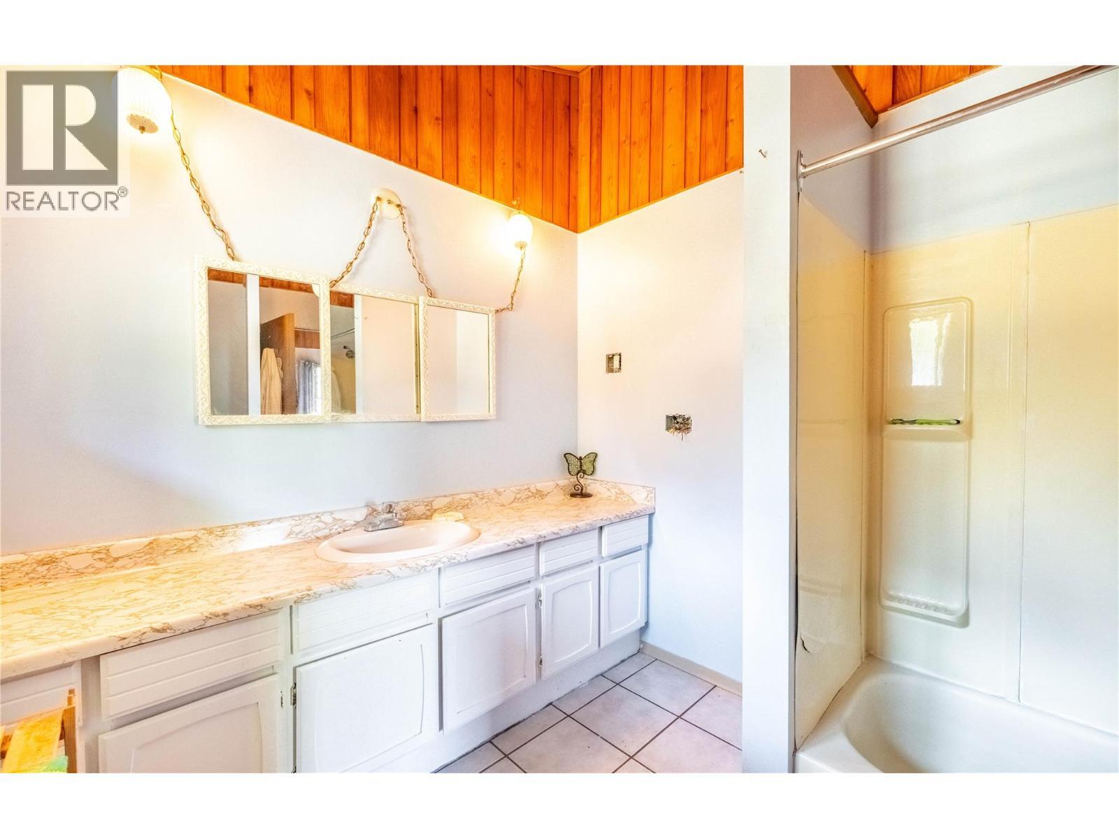 4580 44Th Street, Canyon, BC - Indoor Photo Showing Bathroom