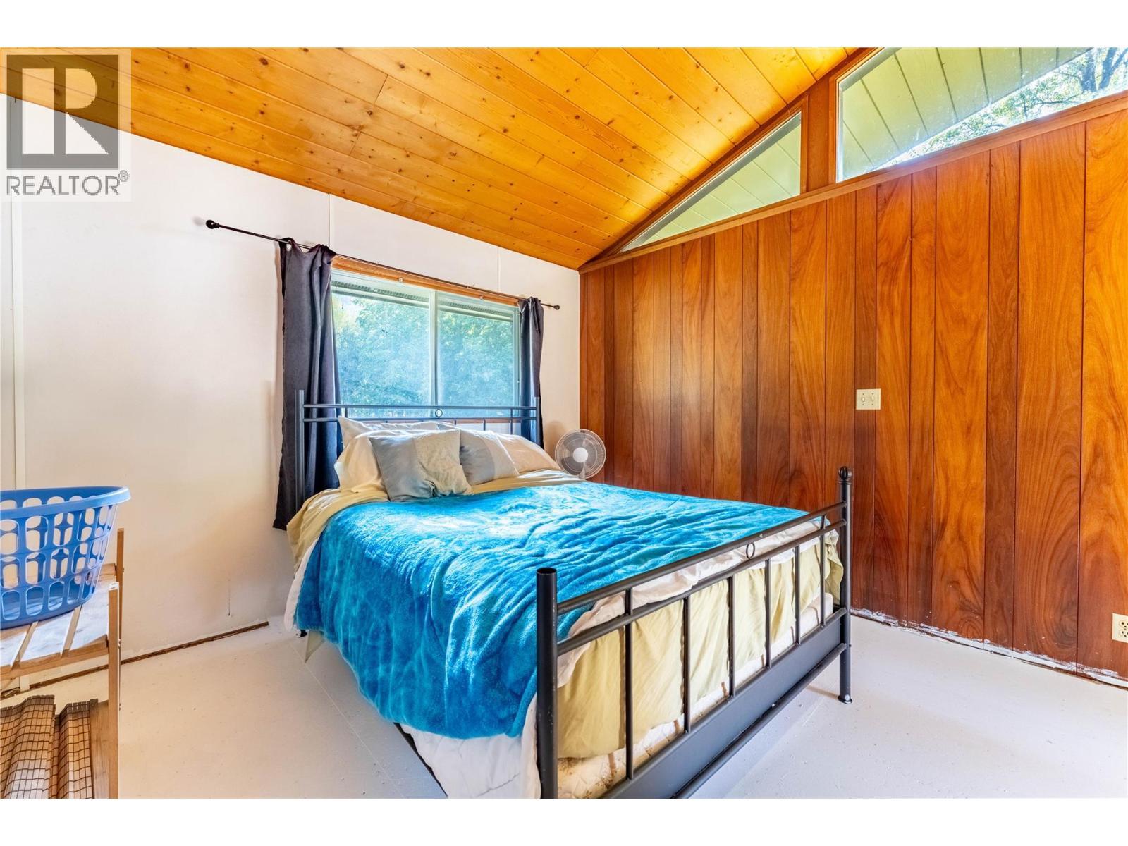 4580 44Th Street, Canyon, BC - Indoor Photo Showing Bedroom