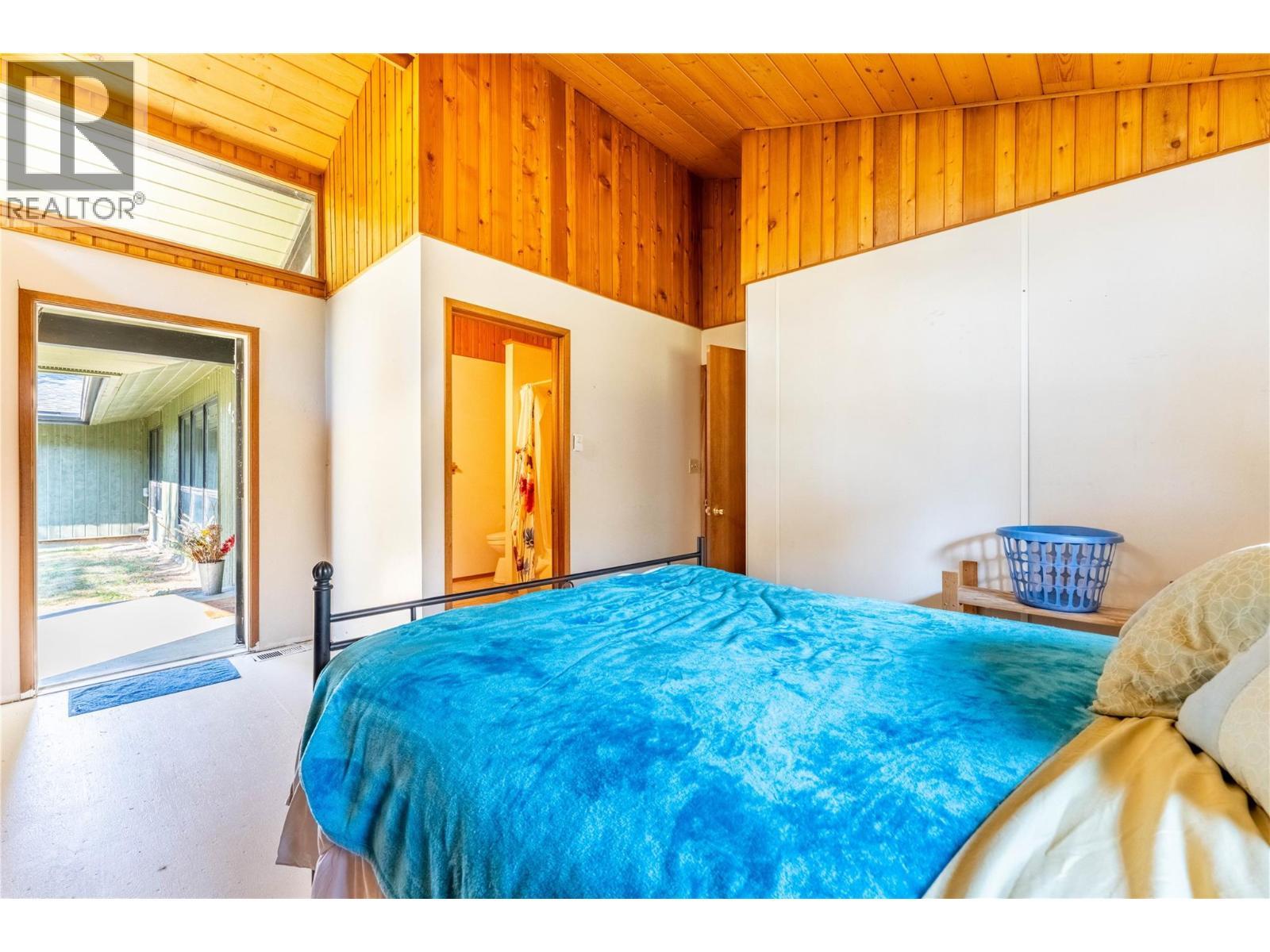 4580 44Th Street, Canyon, BC - Indoor Photo Showing Bedroom