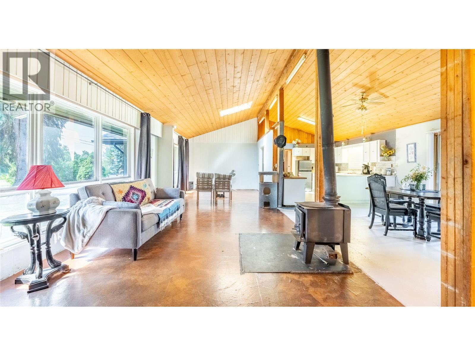 4580 44Th Street, Canyon, BC - Indoor Photo Showing Other Room