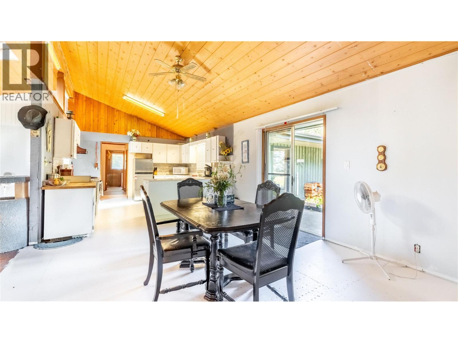 4580 44Th Street, Canyon, BC - Indoor Photo Showing Dining Room